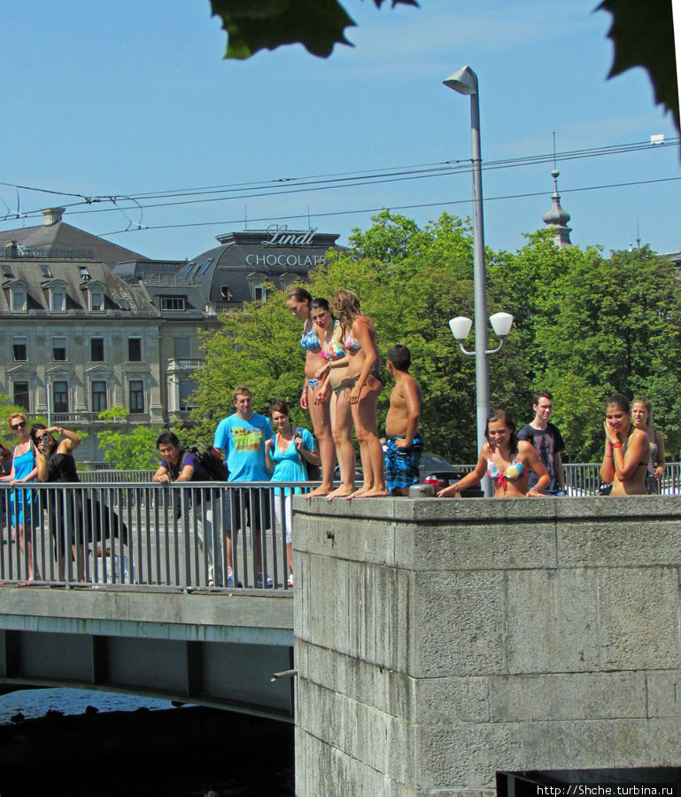 На мосту девченки прыгали в воду Цюрих, Швейцария