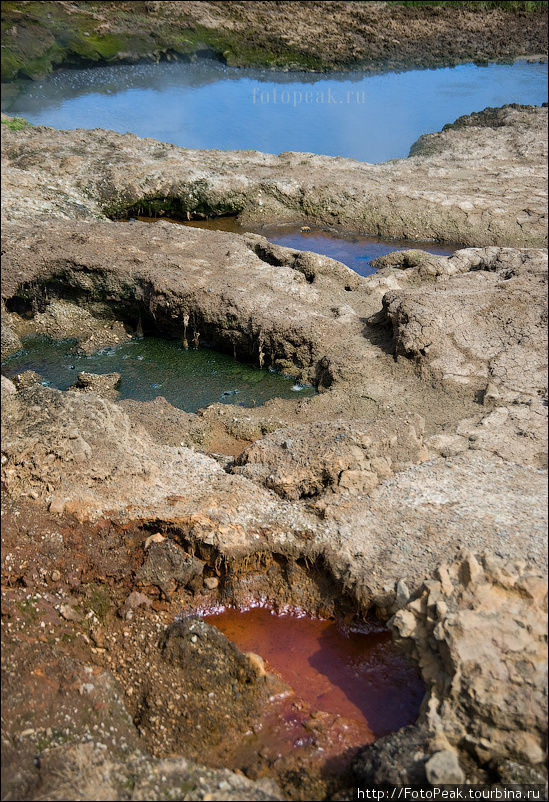 Удивительное разнообразие химического состава почвы, вода из одного источника создает кипящие лужи четырех разных цветов.. Южная Исландия, Исландия