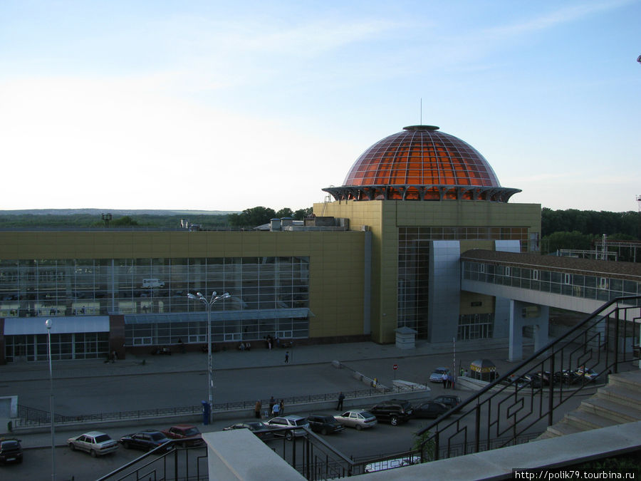 Железнодорожный вокзал. Не шедевр, конечно, но лучше, чем бетонная коробка, скрывающаяся внутри. Уфа, Россия Железнодорожный вокзал. Не шедевр, конечно, но лучше, чем бетонная коробка, скрывающаяся внутри. Уфа, Россия