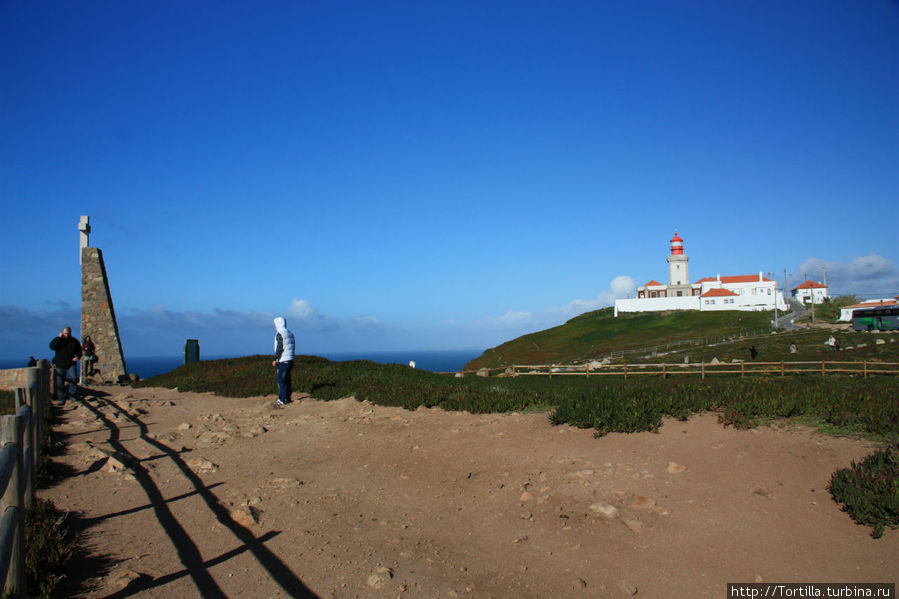 На самом западном краю земного диска Кабу-да-Рока, Португалия На самом западном краю земного диска Кабу-да-Рока, Португалия