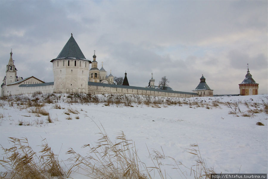 Монастырь довольно старый, основан в 1371 году.
Вид со стороны реки Вологда. Вологда, Россия