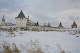 Монастырь довольно старый, основан в 1371 году.
Вид со стороны реки Вологда.