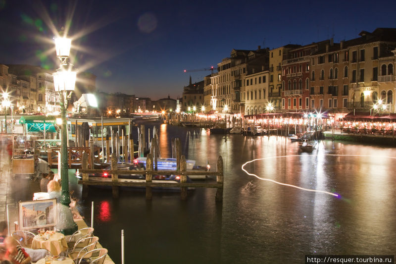 Ночная Венеция, гран канал, набережная RIVA D.CARBON, возле моста Риальто, р-н Сан Марко. Венето, Италия