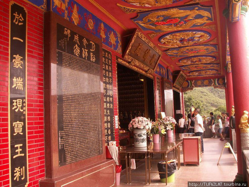 Потолок храма тоже украшен Ша-Тин, Гонконг
