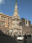 Площадь Джезу Нуово -это входная дверь в само сердце исторического центра.В центре площади-шпиль церкви Иммаколата.