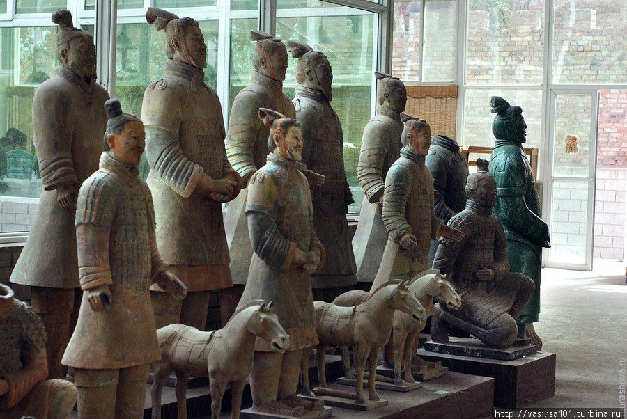 На экскурсии к Терракотовой армии сначала завозят в сувенирный магазин Сиань, Китай