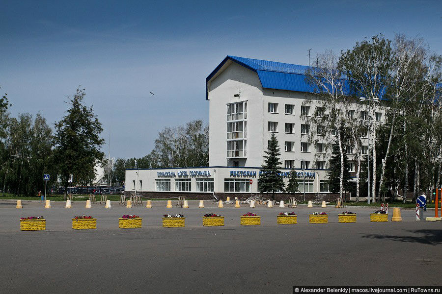 Прямо напротив здания аэровокзала — гостиница, тоже еще советская, была отремонтирована одновременно с аэропортом. Сколько стоит переночевать не помню, но цены какие-то смешные. Уфа, Россия Прямо напротив здания аэровокзала — гостиница, тоже еще советская, была отремонтирована одновременно с аэропортом. Сколько стоит переночевать не помню, но цены какие-то смешные. Уфа, Россия