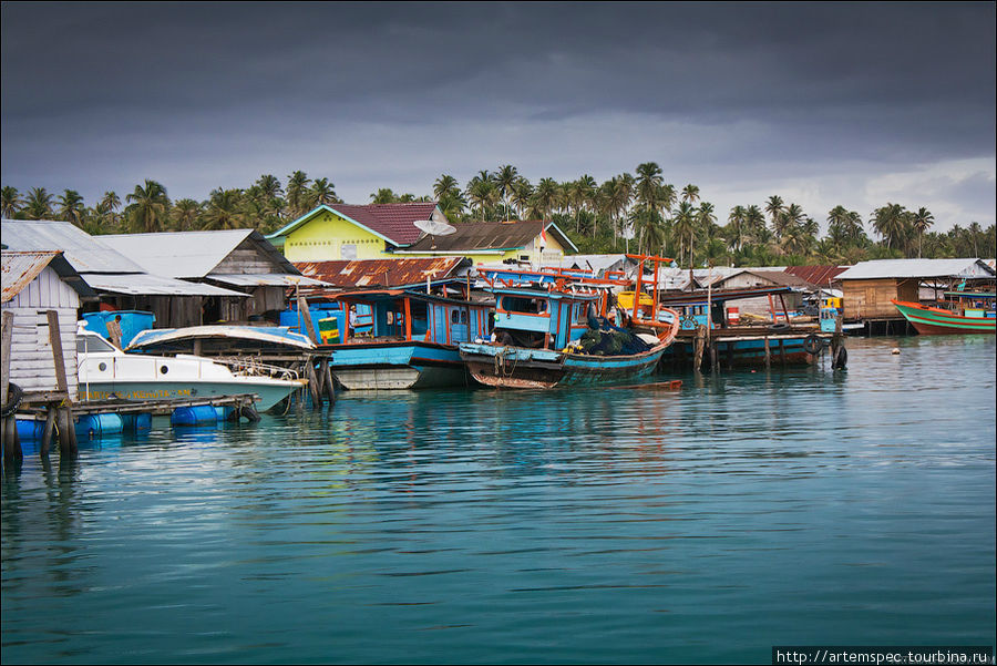 В порту Балаи встречаются также популярные в Индонезии универсальные транспортные лодки, типа той, на которой мы приплыли. Это основной местный транспорт в океанском сообщении. Суматра, Индонезия