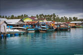 В порту Балаи встречаются также популярные в Индонезии универсальные транспортные лодки, типа той, на которой мы приплыли. Это основной местный транспорт в океанском сообщении.