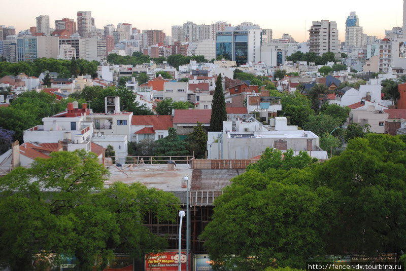 Невысокий зеленый Нуньез зажат между Рио-де-Ла Плата и высотными домами соседнего района Буэнос-Айрес, Аргентина