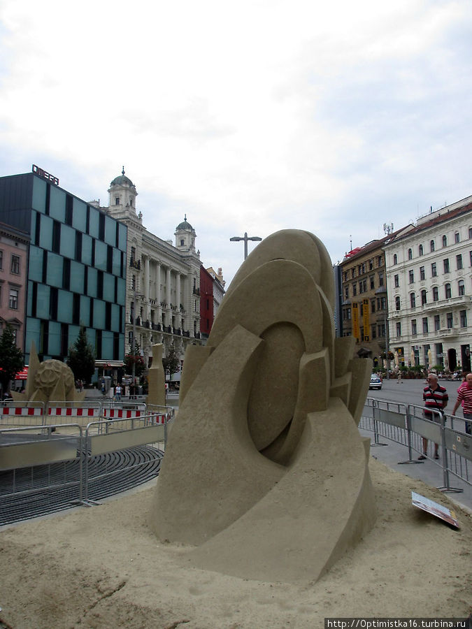 Что мы увидели на площади Свободы Брно, Чехия Что мы увидели на площади Свободы Брно, Чехия