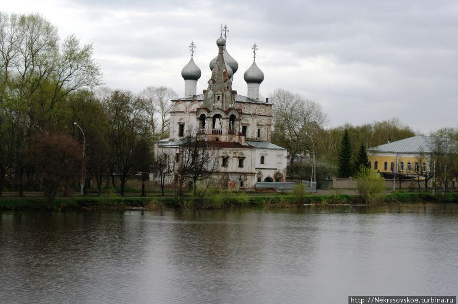 Церковь на той стороне реки Вологда. Россия