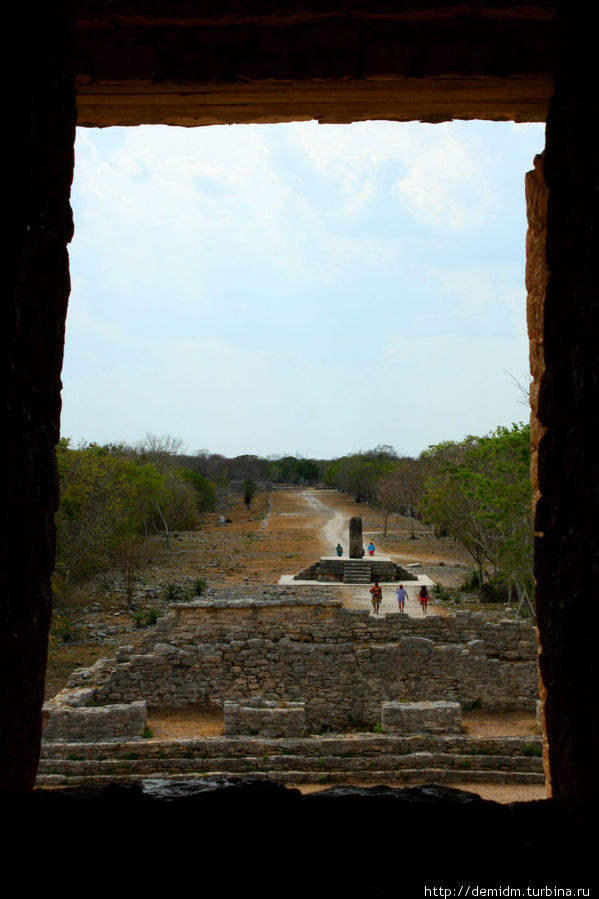 Вид на дорогу из храма. Цибильчальтун, Мексика