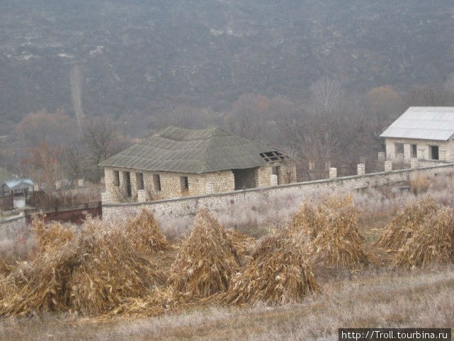 Не особенно располагающее к себе хозяйство с проваленной крышей на одном из зданий Молдова