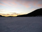 Участок лыжной трассы на замерзшем озере. Единственное место, куда не доходит трактор.