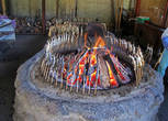 Традиционный способ приготовления айю на открытом огне