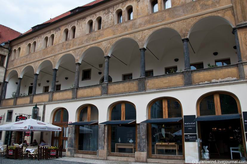 Караванам предлагали охрану, комнаты и склады, а за гостеприимство двор брал с купцов таможенный сбор. Пражане называли это место Веселым двором: кутили купцы на широкую ногу. Прага, Чехия Караванам предлагали охрану, комнаты и склады, а за гостеприимство двор брал с купцов таможенный сбор. Пражане называли это место Веселым двором: кутили купцы на широкую ногу. Прага, Чехия