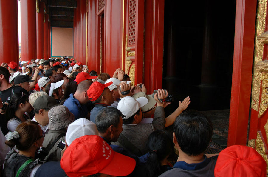 Чтобы подойти поближе и увидеть императорский трон,  нужно иметь либо широкие плечи, либо узкие:) Пекин, Китай