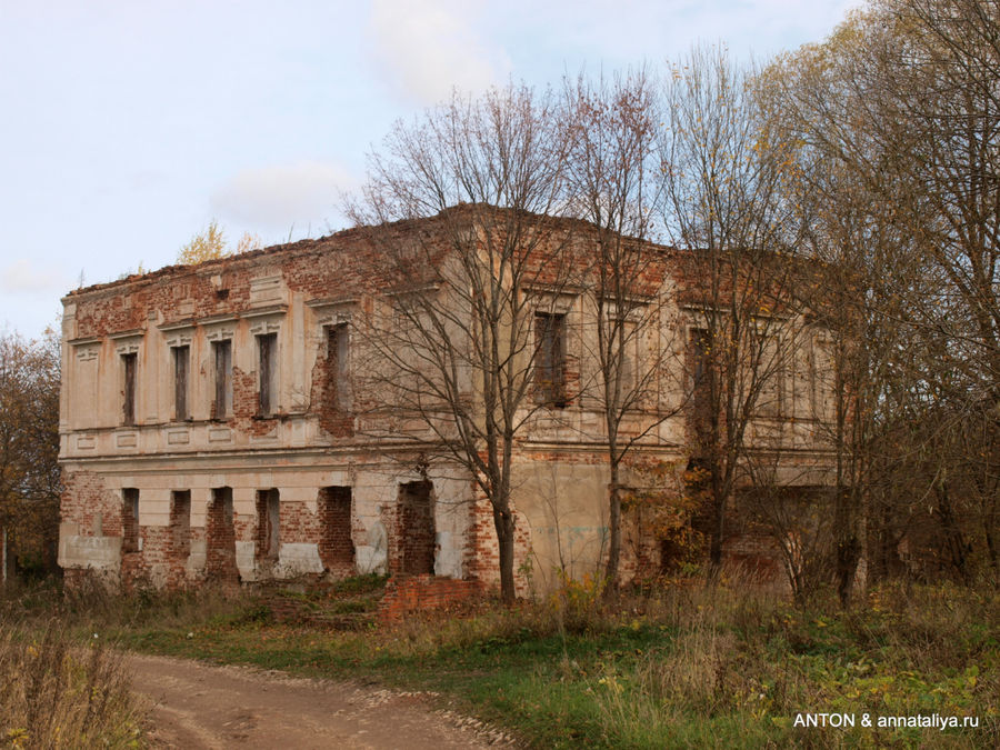 Руины княжеской усадьбы. Подмоклово, Россия