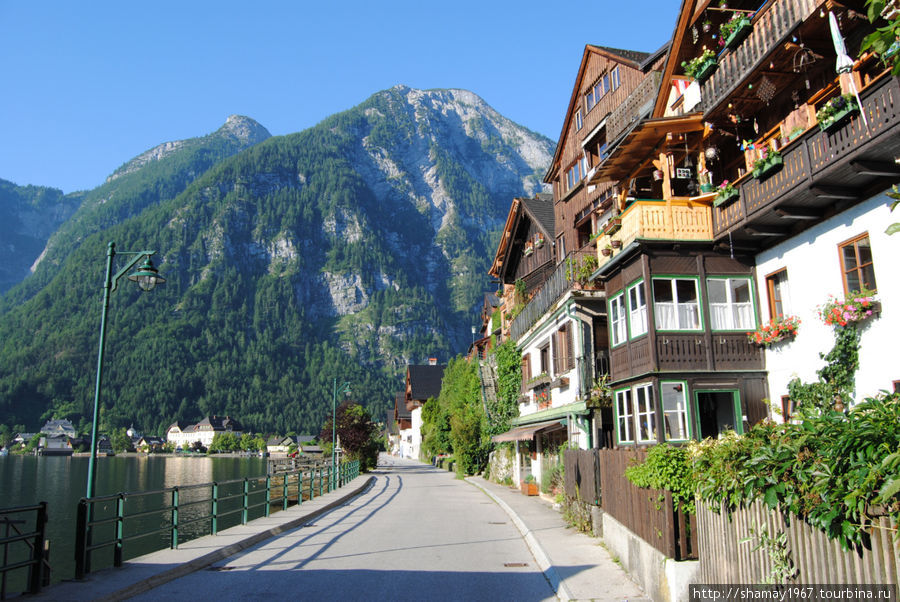 Небольшой городок на берегу озера в Альпах