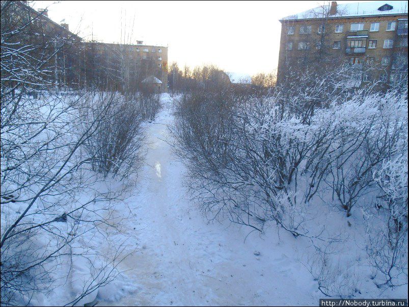 Граница Старого и Нового города. С одной стороны река замёрзшая... Ухта, Россия
