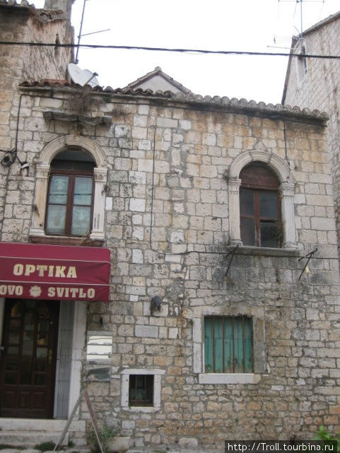 Был бы почти особняк каких-нибудь Попоне, кабы не эта оптика Трогир, Хорватия
