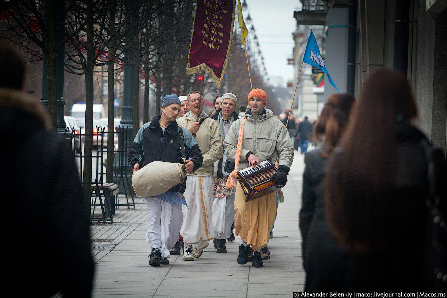 Зато свобода вероисповедания — налицо. По Гедимина туда-сюда ходят толпы кришнаитов и поют свои песни. Вильнюс, Литва