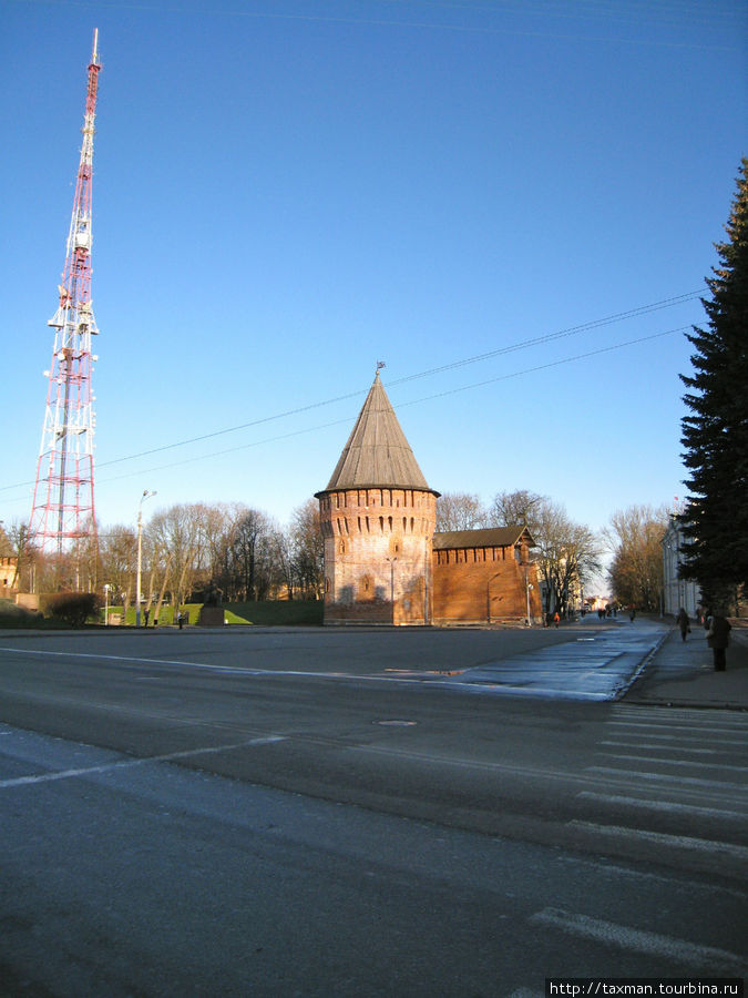 очень гармонично смотрятся башни Кремля и сотовой сыязи Смоленск, Россия