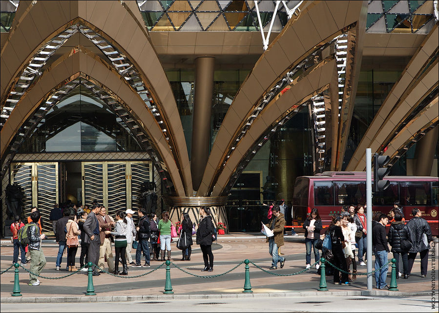 Вход в отель Гранд Лисбоа Вход в отель Гранд Лисбоа