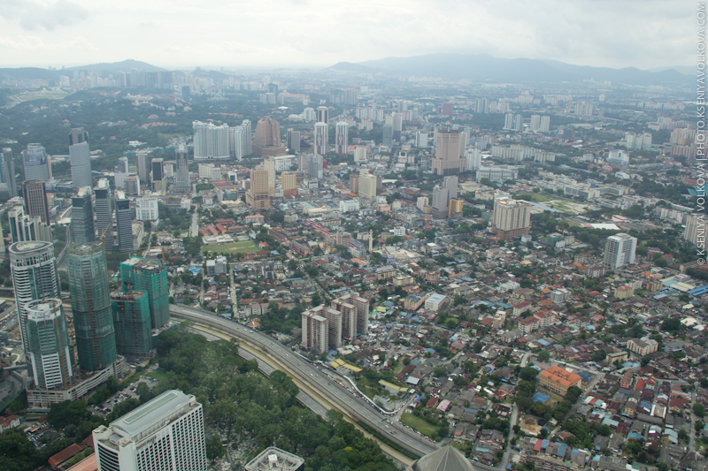 Вот такой вид открывается на город с самой верхней смотровой площадки башен Петронас. Куала-Лумпур, Малайзия