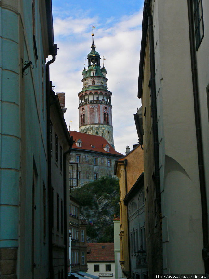 Башня замка видна в любом уголке города Чешский Крумлов, Чехия