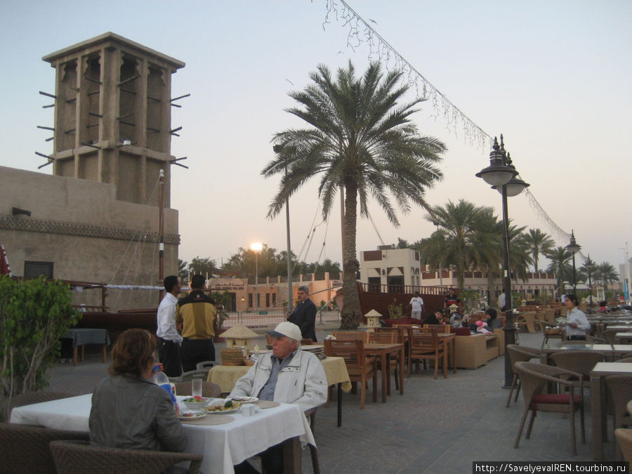 Кафе на набережной канала возле деревни. Дубай, ОАЭ