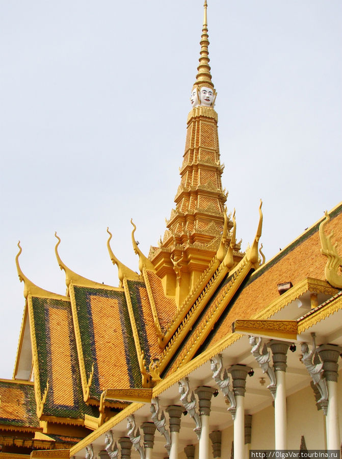 Тронный зал можно отличить по четырехликому Брахме на шпиле Пномпень, Камбоджа