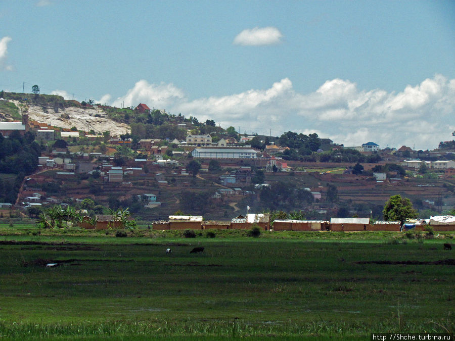 На этом холме и за ним практически центр города Антананариву, Мадагаскар