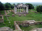 Руины храма и амфитеатра
