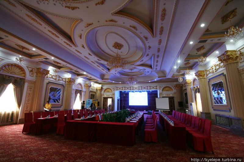 Конференц-зал напоминает какое-то помещение в Кремле. Маньчжурия, Китай