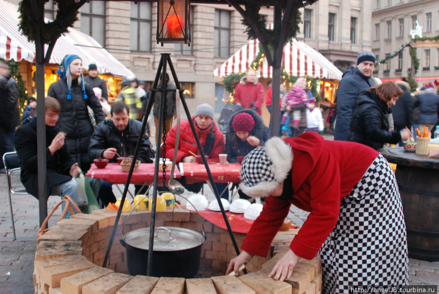 На площади в Старой Риге готовили такие вкусные щи, ням-ням. Каждый день супчики были разные, желающих на холоде подкрепиться было много. Класс!! Латвия