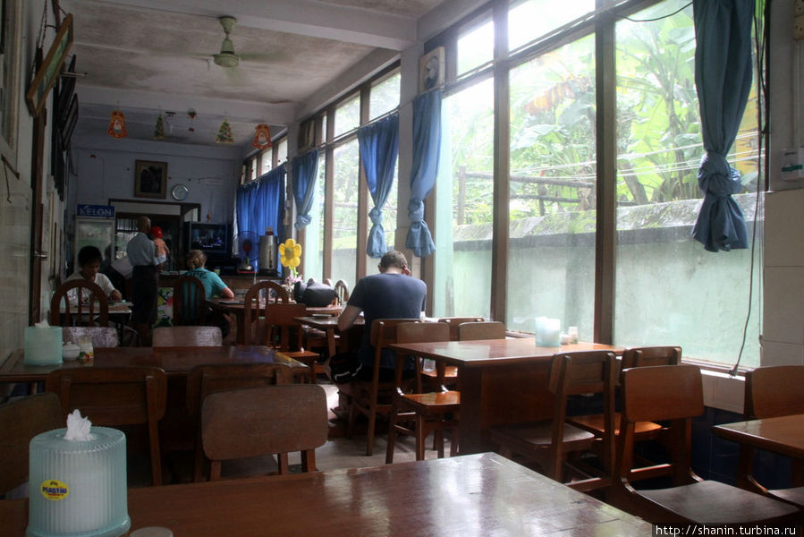 Ресторан при хостеле. Завтрак входит в стоимость. Но ресторан открыт весь жень Янгон, Мьянма