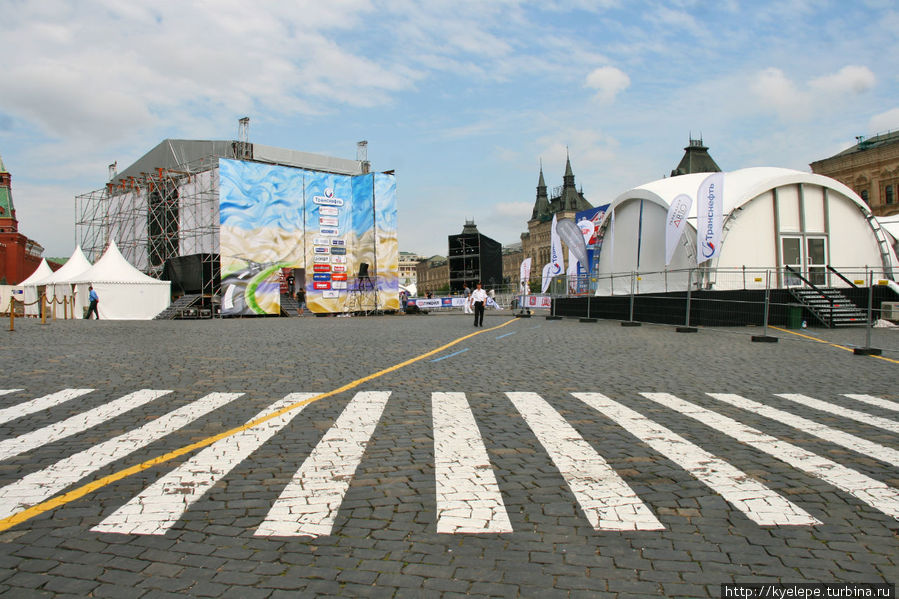 На площади монтируются сцена и стартовый подиум. Москва, Россия
