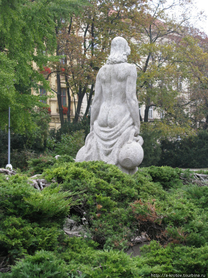 Статуя показывается всем голой задницей Брно, Чехия