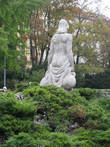 Статуя показывается всем голой задницей