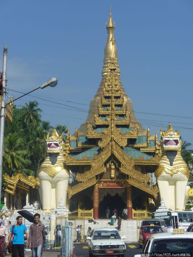 Янгон. Пагода Шведагон. Галерея — проход к пагоде, охраняемая священными львами. Янгон, Мьянма