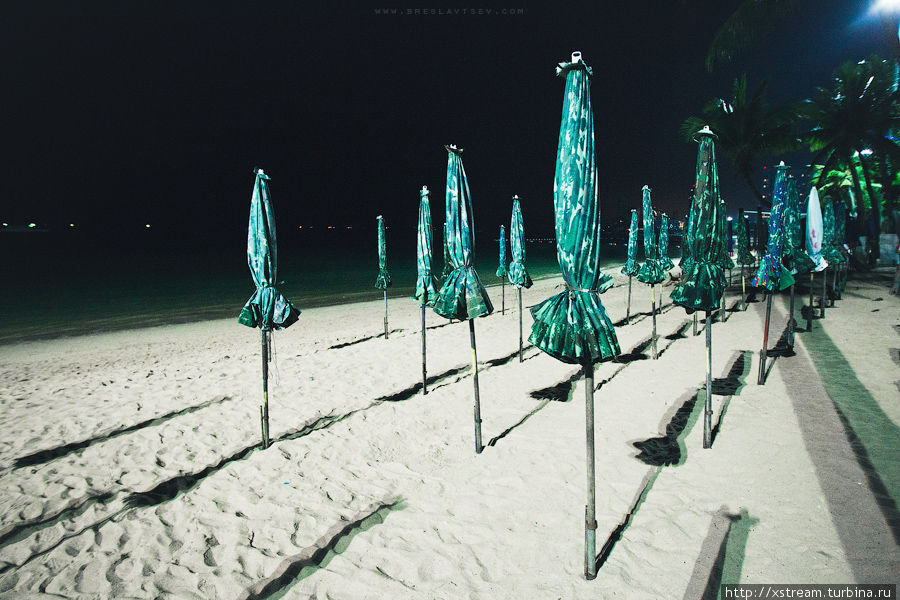 Совсем ночь уже.. город спит. Паттайя, Таиланд Совсем ночь уже.. город спит. Паттайя, Таиланд