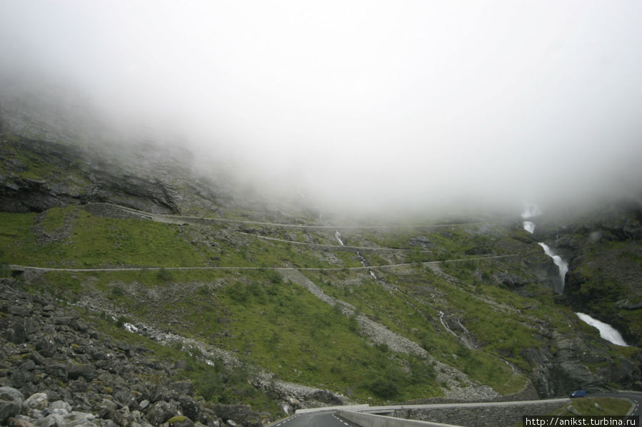 По серпантину в густом тумане Тролльстиген, Норвегия