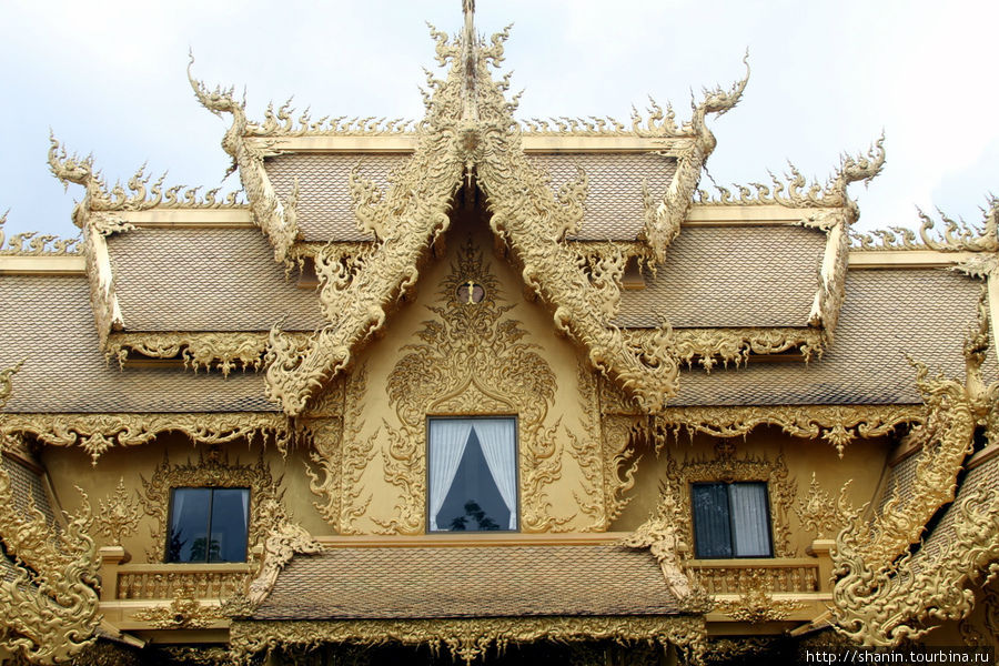 Крыша золотого туалета Чианграй, Таиланд