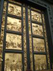 Двери, или порталы Баптистерия украшают бесценные панели, созданные Андреа Пизано и Лоренцо Гиберти по библейским сюжетам