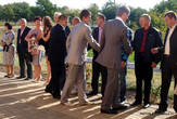 Сваты (друзья жениха) пожимают руки всем мужчинам гостям.
