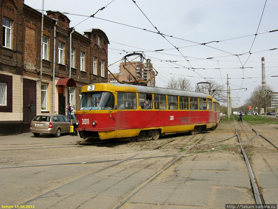 Трамвай 3-го маршрута поворачивает на улицу Кривомазова... Харьков, Украина