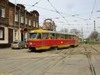 Трамвай 3-го маршрута поворачивает на улицу Кривомазова...