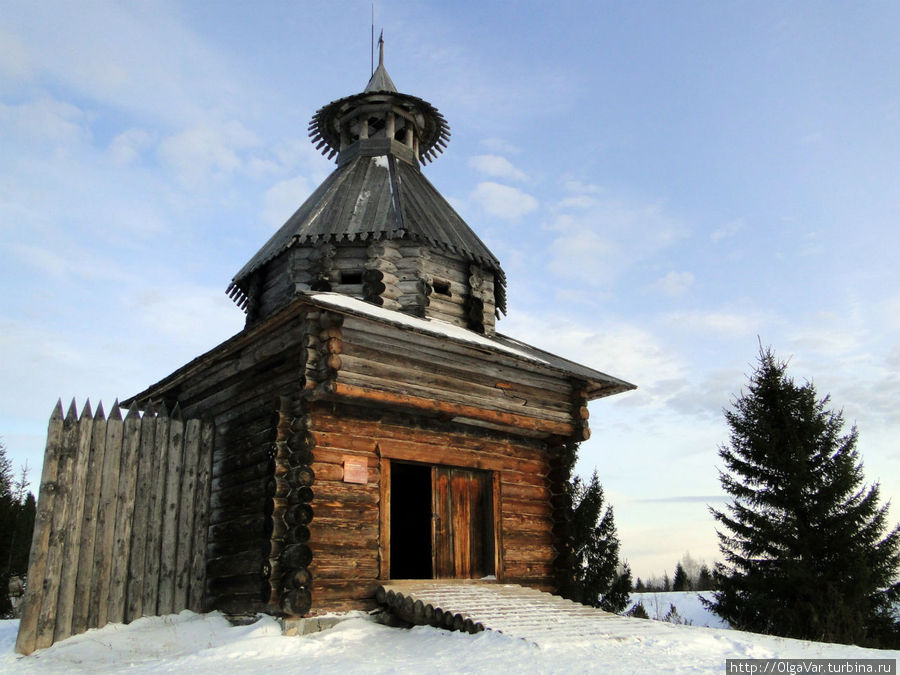 На вершине шатровой крыши сторожевой башни видна небольшая башенка-смотрильня, где несли службу дозорные. Обстрел неприятеля на дальних подступах вёлся через окошечки бойниц На вершине шатровой крыши сторожевой башни видна небольшая башенка-смотрильня, где несли службу дозорные. Обстрел неприятеля на дальних подступах вёлся через окошечки бойниц